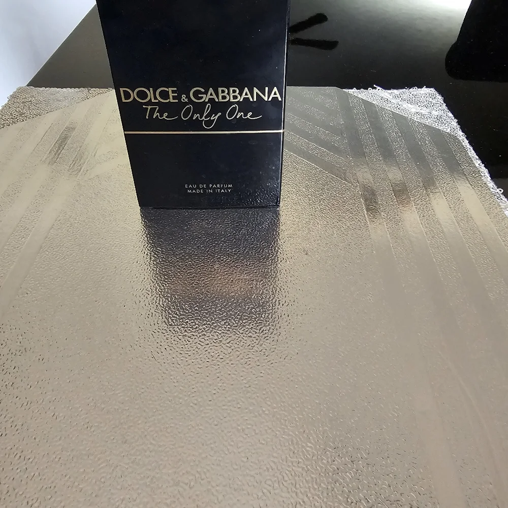 Dolce & Gabbana The Only One Black and Gold Packaging - Picture 7 of 9